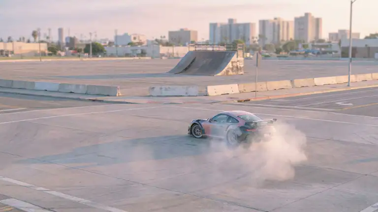 Warum Extreme Car Driving Simulator immer wieder zum Losfahren einlädt header
