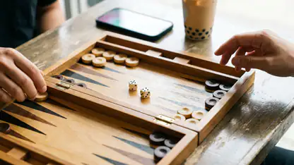 Γιατί το Backgammon Online σε τραβά για άλλη μία παρτίδα header