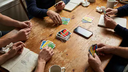 Waarom UNO!™ spelers steeds opnieuw aan tafel krijgt header
